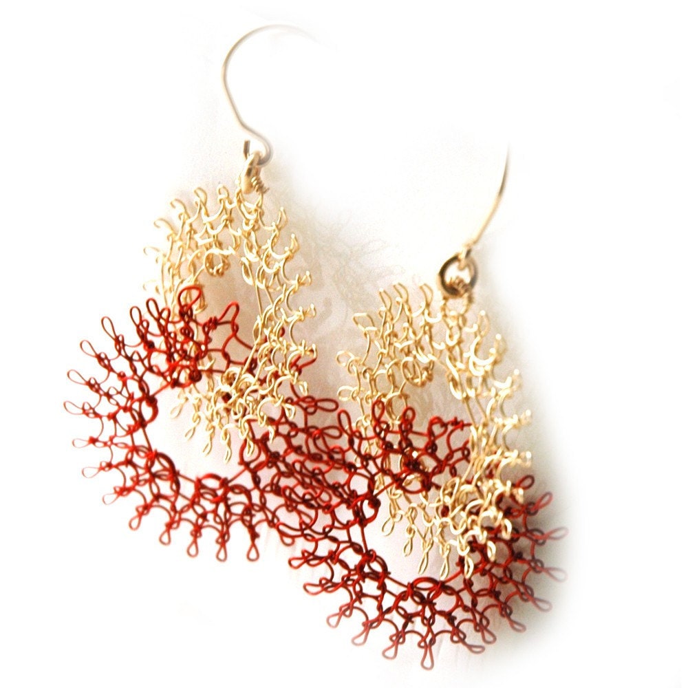 FLOWERS Chandelier earring in gold and red