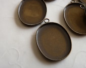 4 pieces of Antique Brass Plated Serrated Edge Cabochon Pendant Settings, fit 40x30 mm oval