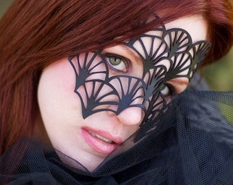 Fan leather mask in black