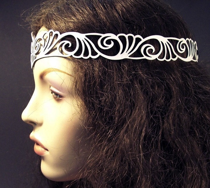 Head wreath in white leather "Nouveau Deco"