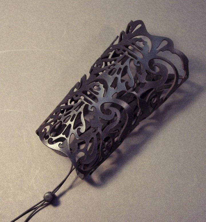 Cuff "Victorian" in black leather 5-3/4" wrist