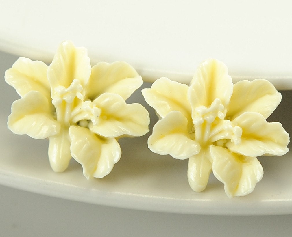 Studs Stud Earrings Flower Post Earrings . Ivory Creamy White Lily Flower Earrings . Argentina Earrings in Ivory Lily