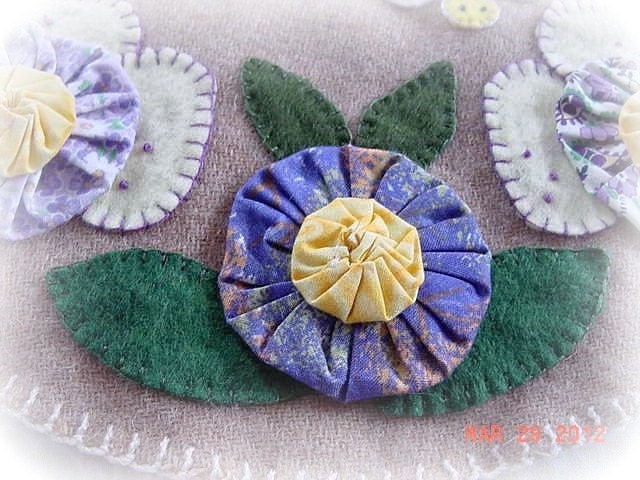 Primitve Chic Pansy Flower Garden Candle Mat YoYo   CAPS Team  CAST Team