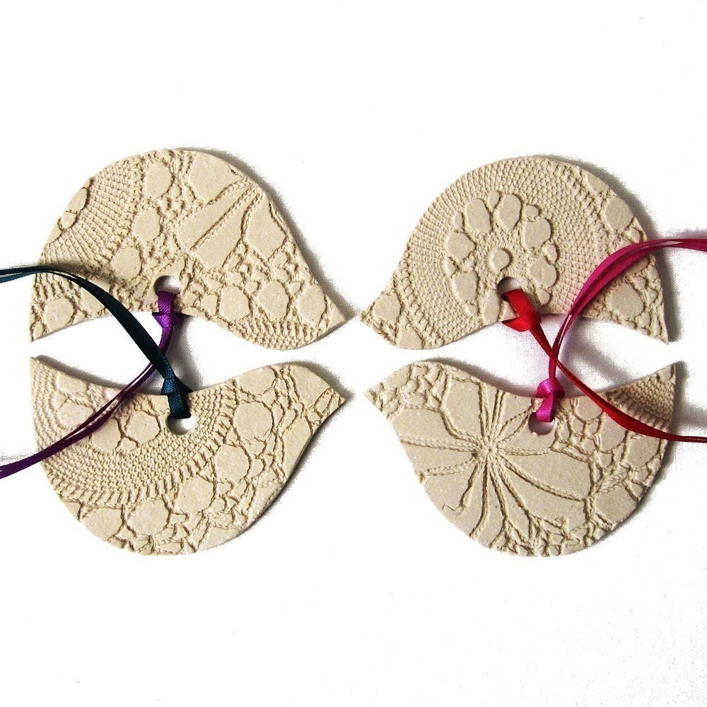 30 Wedding favors Ceramic bird ornaments Cream lace texture pottery Thirty unique favors Pink red teal and violet ribbon Wedding decoration