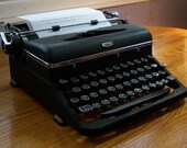 Working Vintage Portable Royal Quiet DeluxeTypewriter with Case