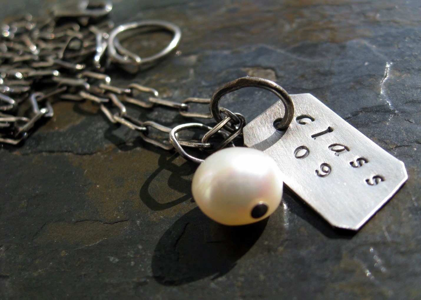 Simple Graduation necklace in sterling silver topped with a pearl