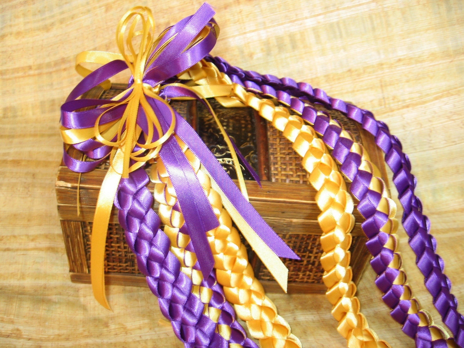 Triple ribbon lei
