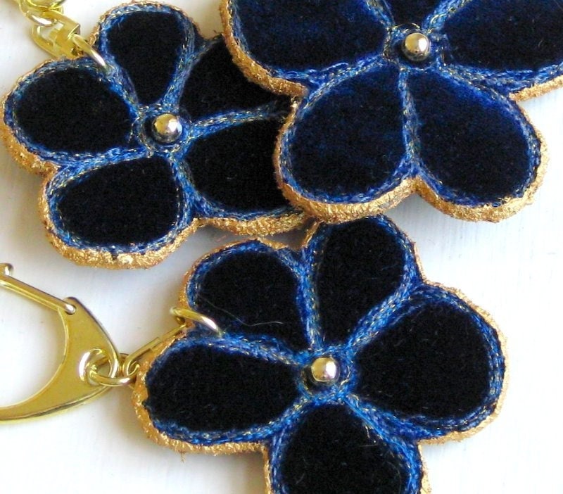 Keyring flower stitched dark blue velvet