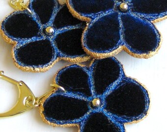 Keyring flower stitched dark blue velvet
