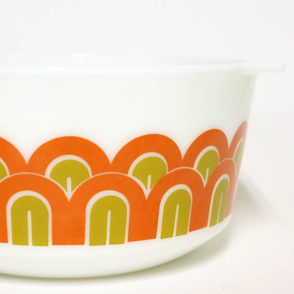 Vintage casserole dish - Pyrex - white - orange arch design - 3 quart