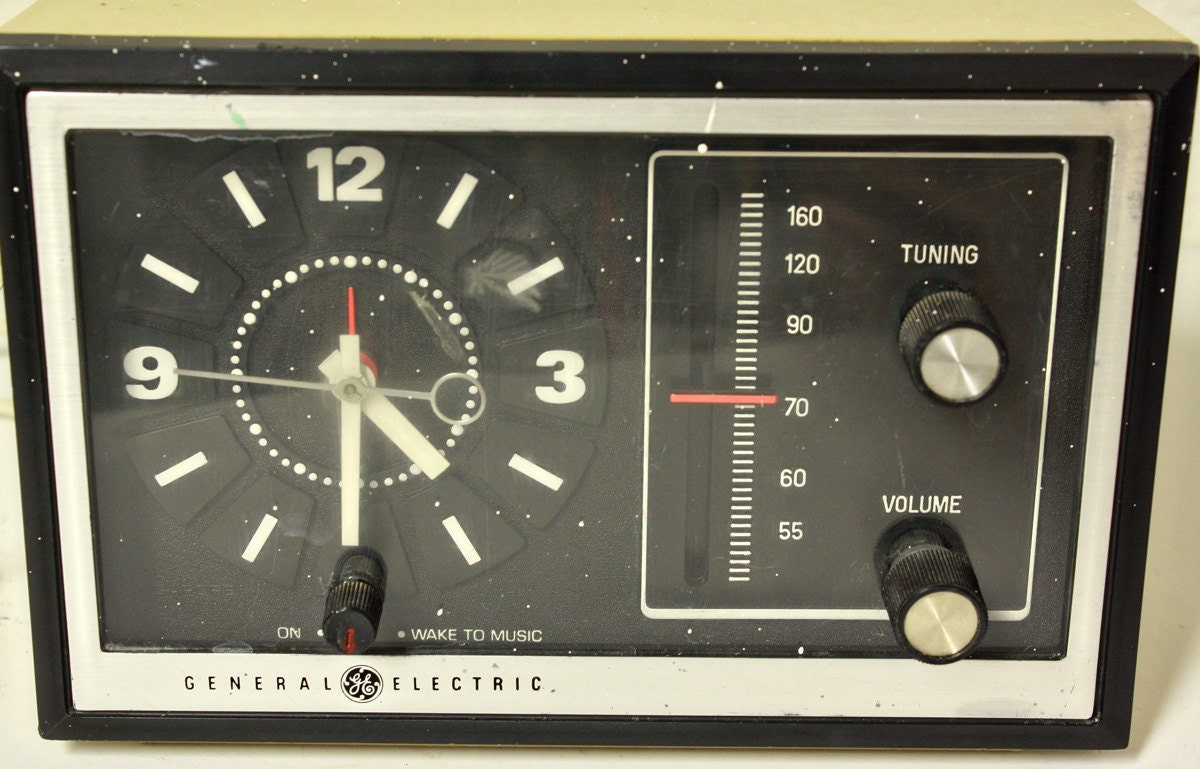 Vintage clock radio - clock - radio - alarm clock - General Electric - AM - 7-4725A - beige