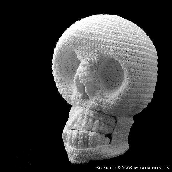 Sir Skull, crochet pattern for expert, pdf tutorial by Katja Heinlein, Halloween, horror, gothic