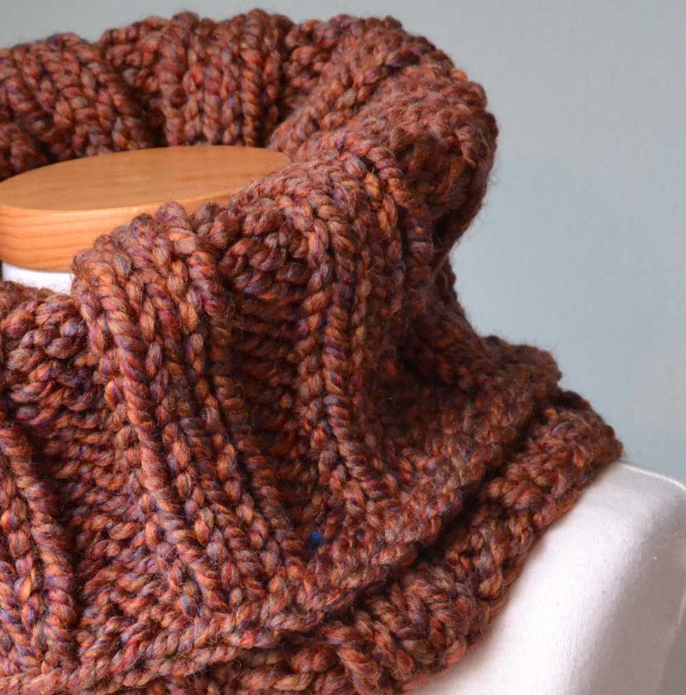 Chunky knitted cowl brown F559