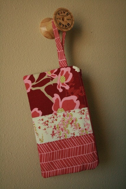 Wristlet in Pink Modern Meadow