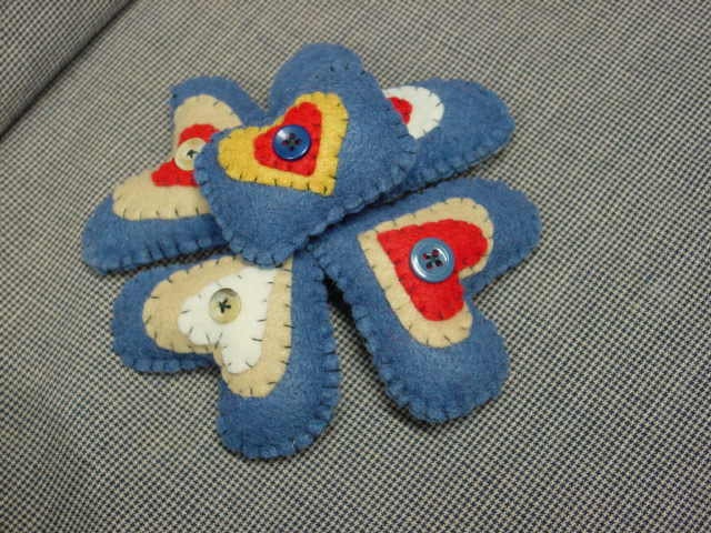 Set of 5  HANDSTITCHED FELT HEART bowl fillers / folk art / primitive heart bowl fillers / fabric hearts