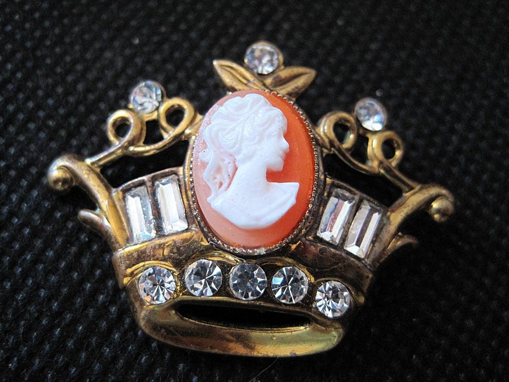 Vintage Brooch - Cameo Crown