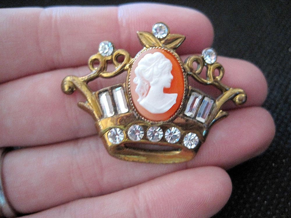 Vintage Brooch - Cameo Crown