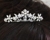Pearl and Rhinestone Tiara, Veil Hair Comb, Swarovski Crystal Flower  Wedding Hair Accessories, PEARLA MINI TIARA