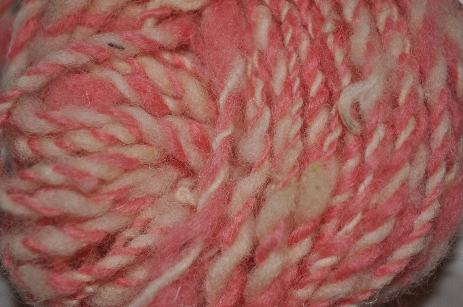 Strawberry Ripple Welsh Ewe Handspun Art Yarn 176g/194yds