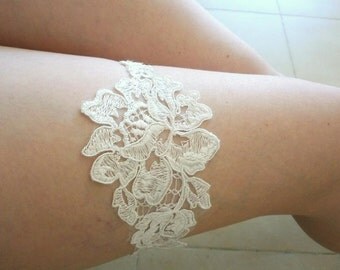 SET Royalty elegance ivory lace wedding garter and TOSS garter ivory lace garter beautiful bridal quality embroidery