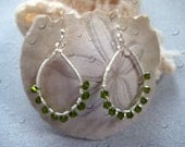 Oval  hoop earring in silver and peridot green swarovski