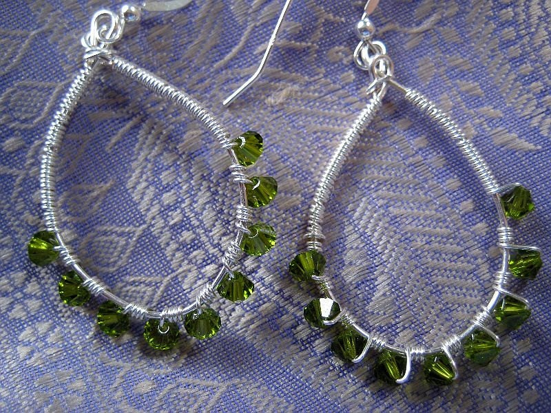 Oval  hoop earring in silver and peridot green swarovski