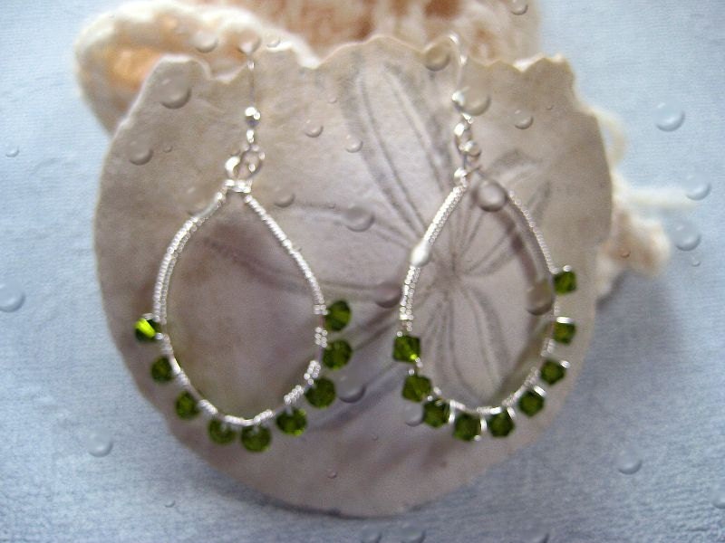 Oval  hoop earring in silver and peridot green swarovski