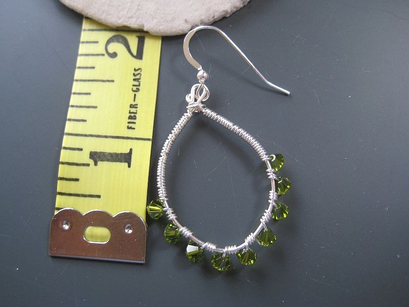 Oval  hoop earring in silver and peridot green swarovski