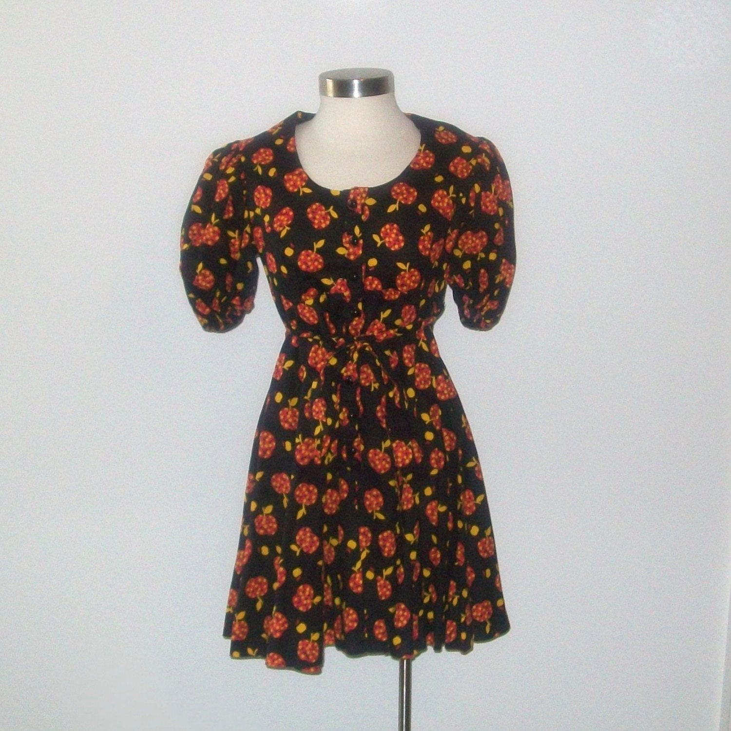 1960s dress / 60s dress / large l / novelty print / Apple Orchard Black Dress