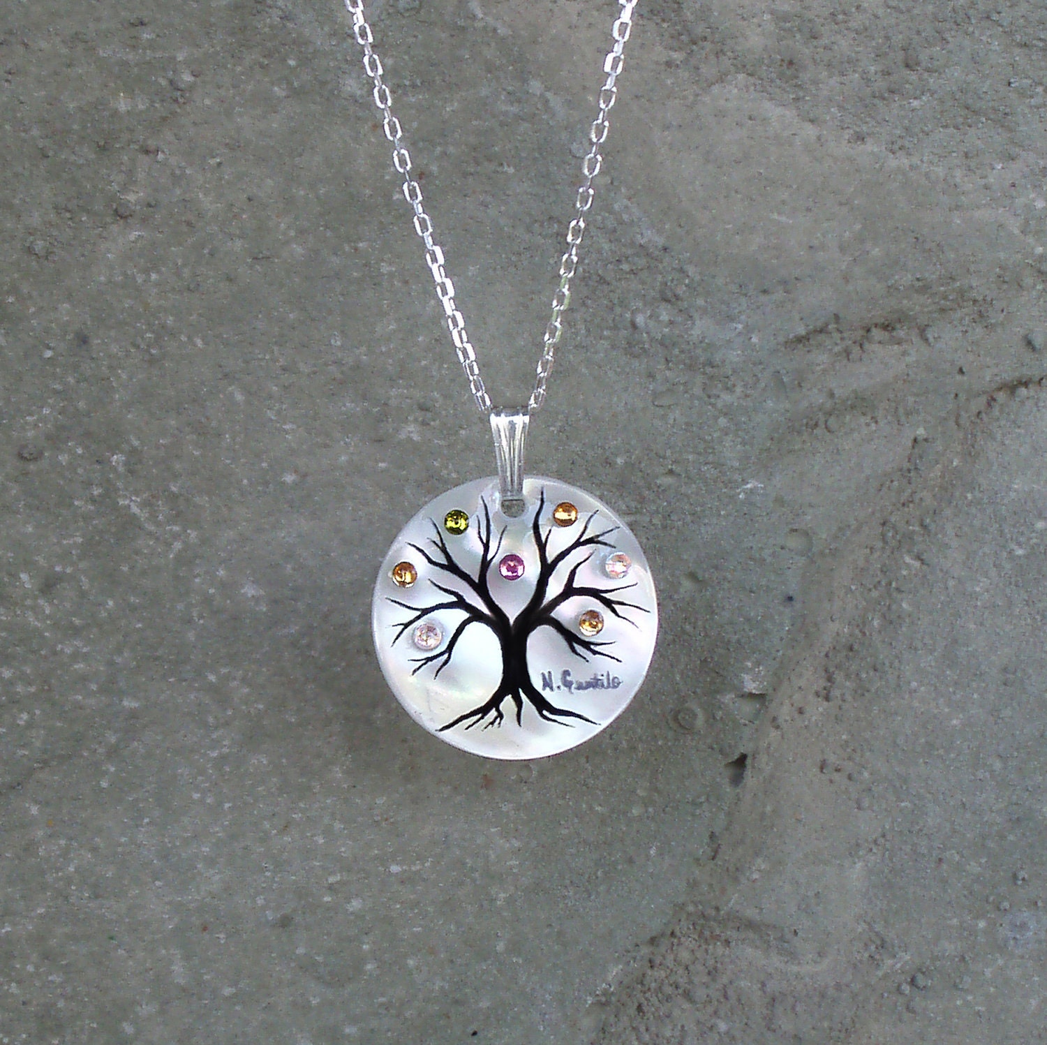 Family Tree Necklace "Medium Round" (7 stone maximum)