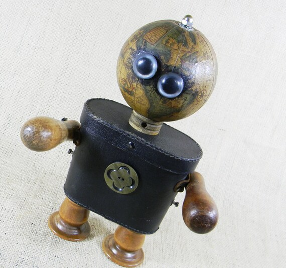 TRAVELER - Robot Sculpture On The Go - Reclaim2Fame