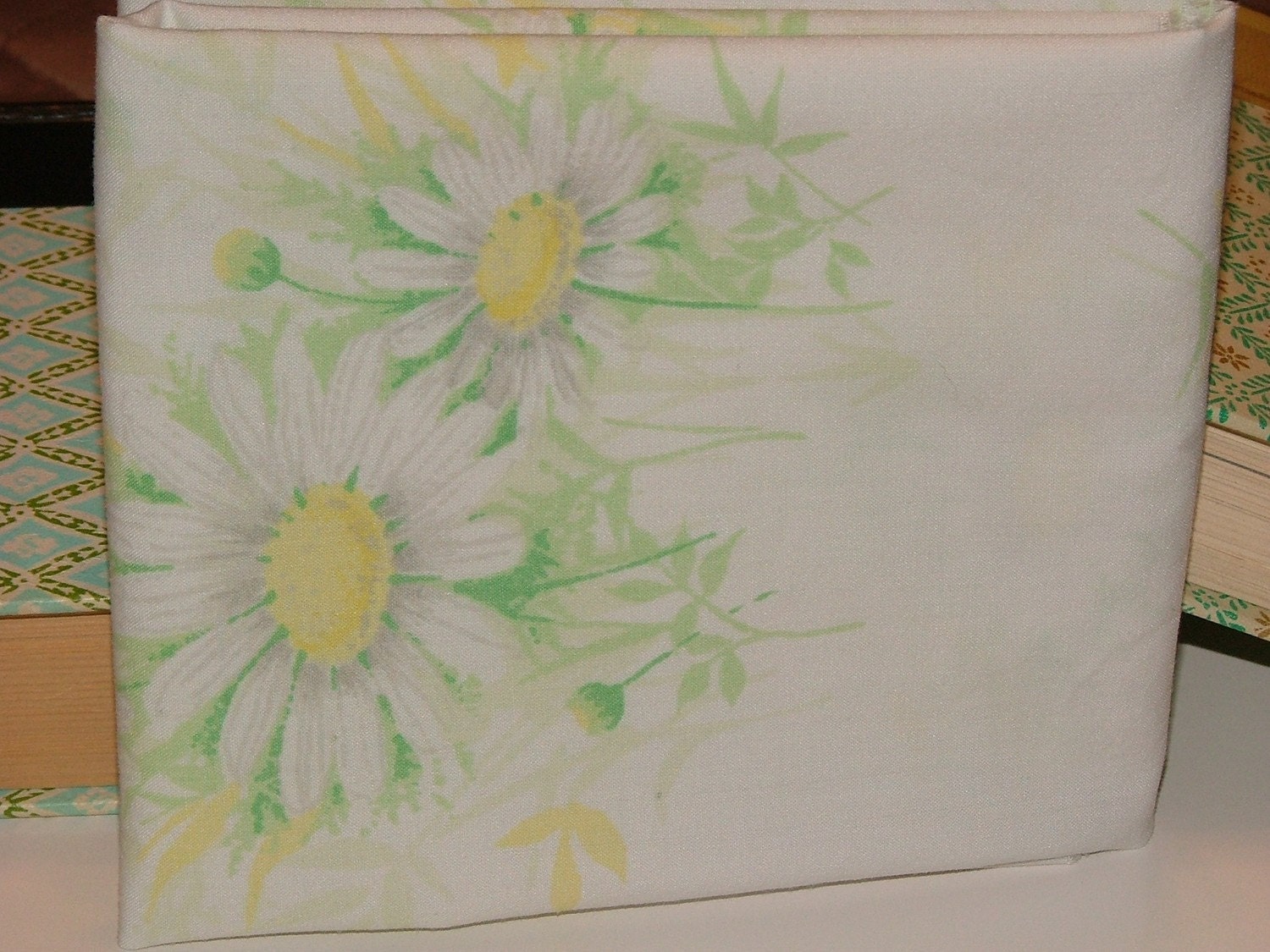 Dainty Daisy - really fat quarter - vintage linens fabric