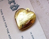 Vintage gold metal etched pattern heart locket X 1