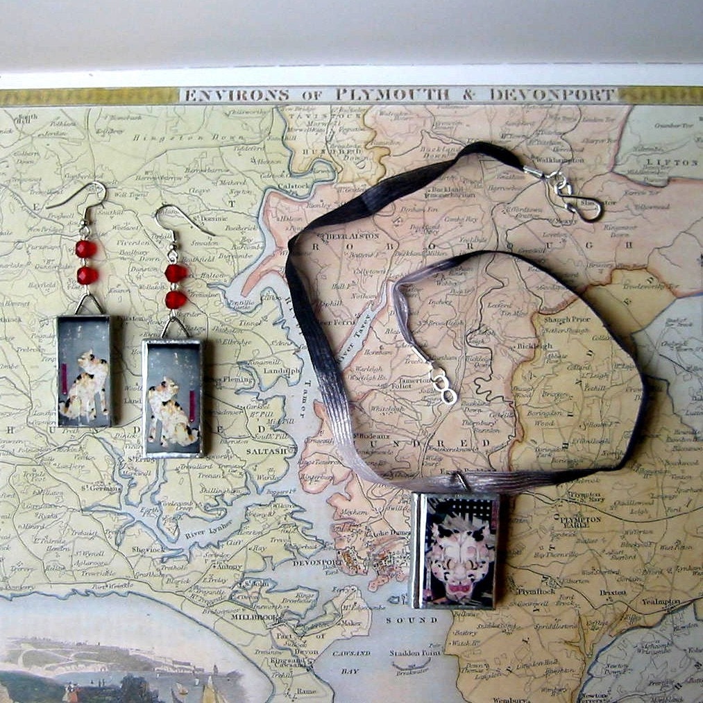 Good Luck Cat MANEKI NEKO - Japanese ART Czech BEADED EARRINGS and Pendant NECKLACE Set
