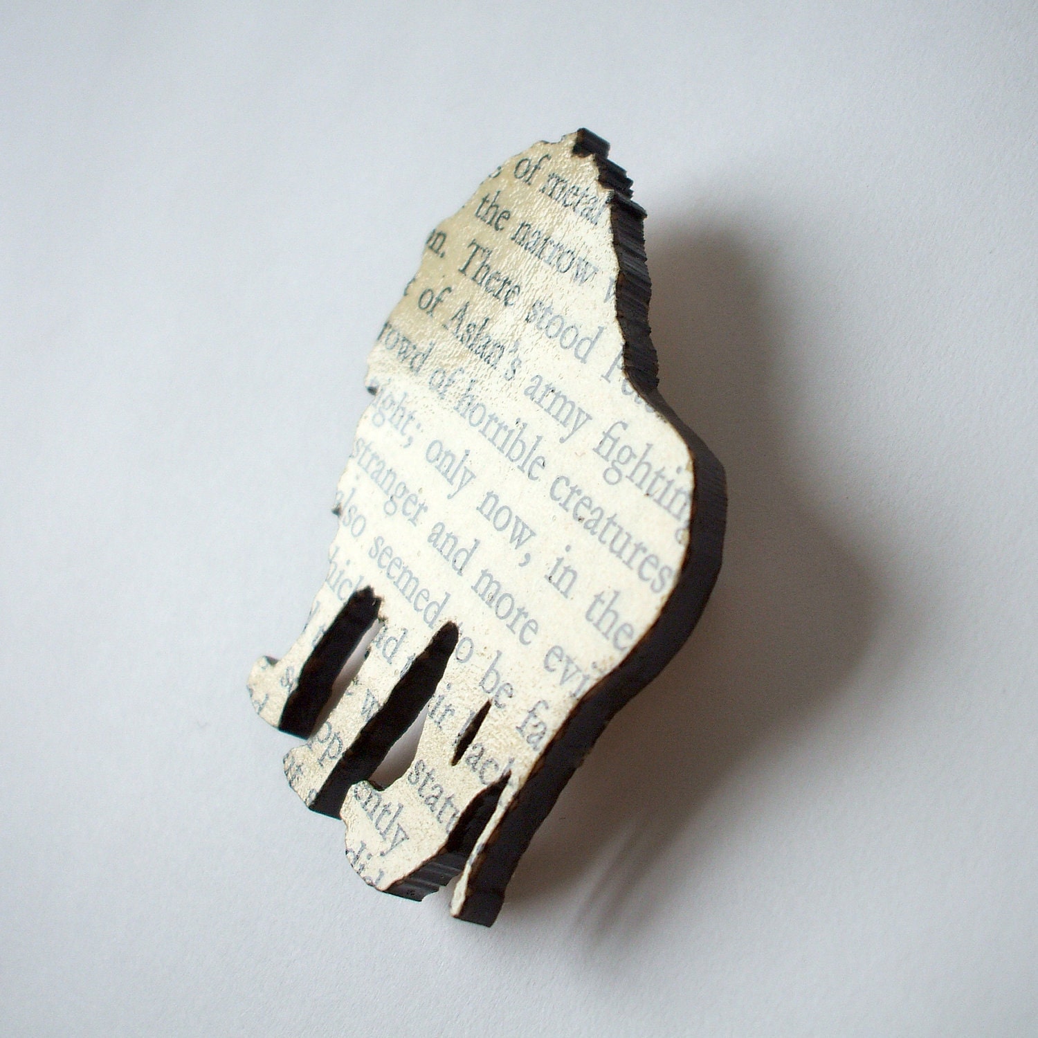 The Lion, the Witch and the Wardrobe - Lion brooch. Classic book brooches made with original pages.