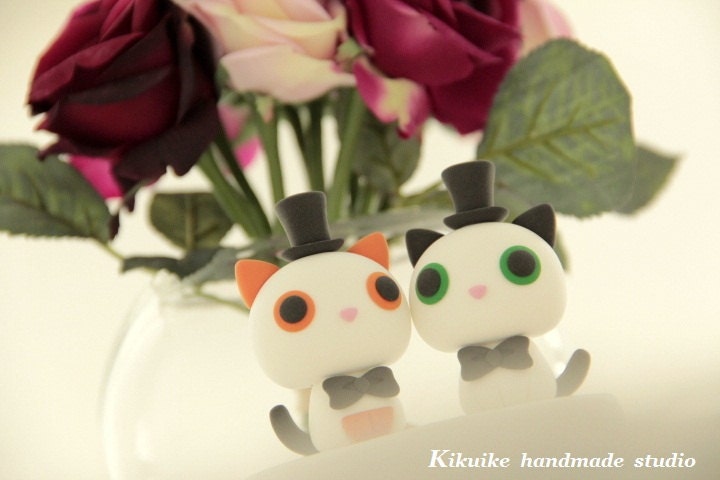 lovley kitty and cat bride and groom wedding cake topper