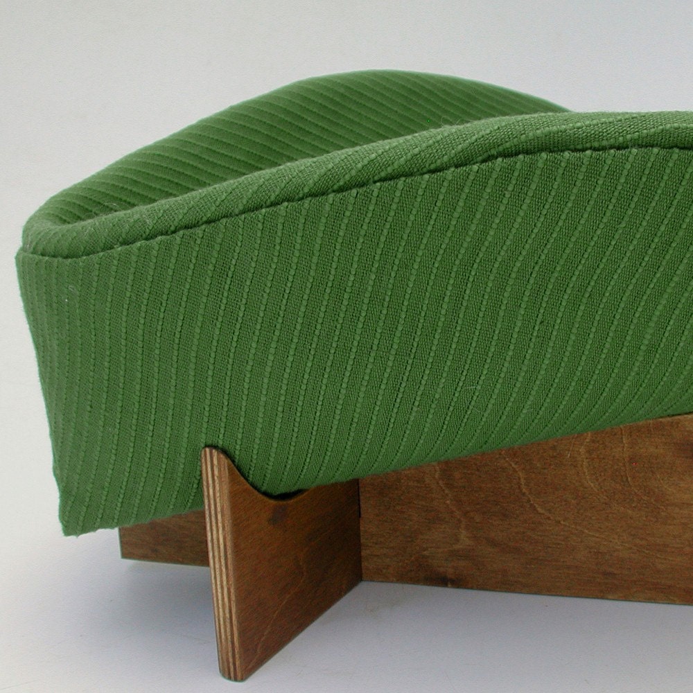 Retro Mod Pet Bed in Avocado Ribcord