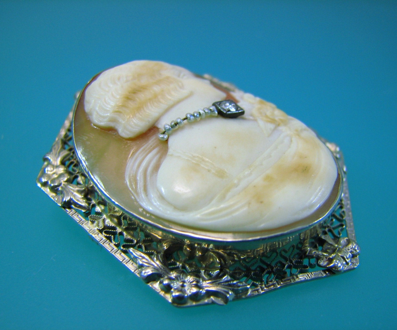Art Deco Gold Filigree Cameo Habille of a Flapper