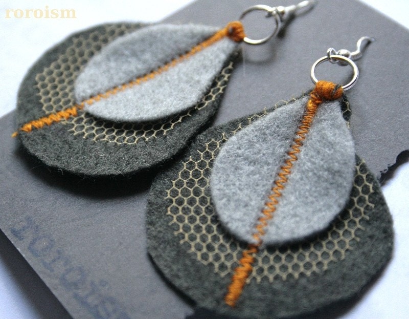 Sunny CLOUD - Gray Felt peacock feather Earrings