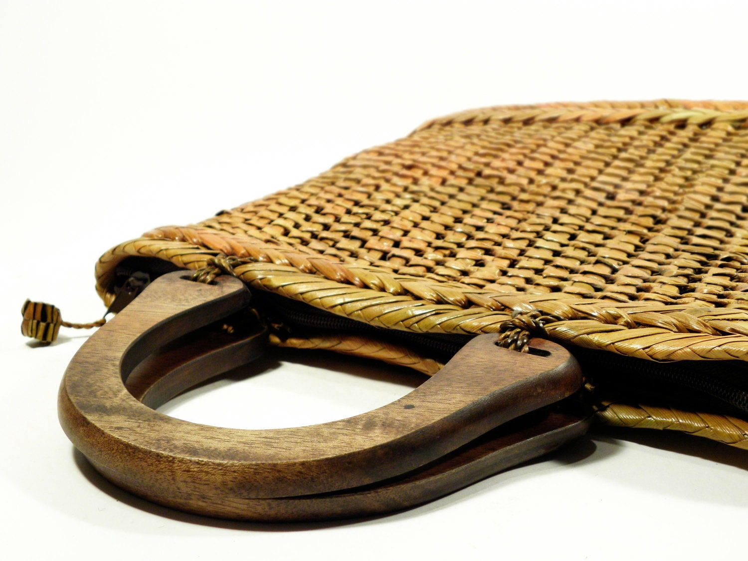 vintage purse . natural knotted/woven basket style handbag . great wooden handles