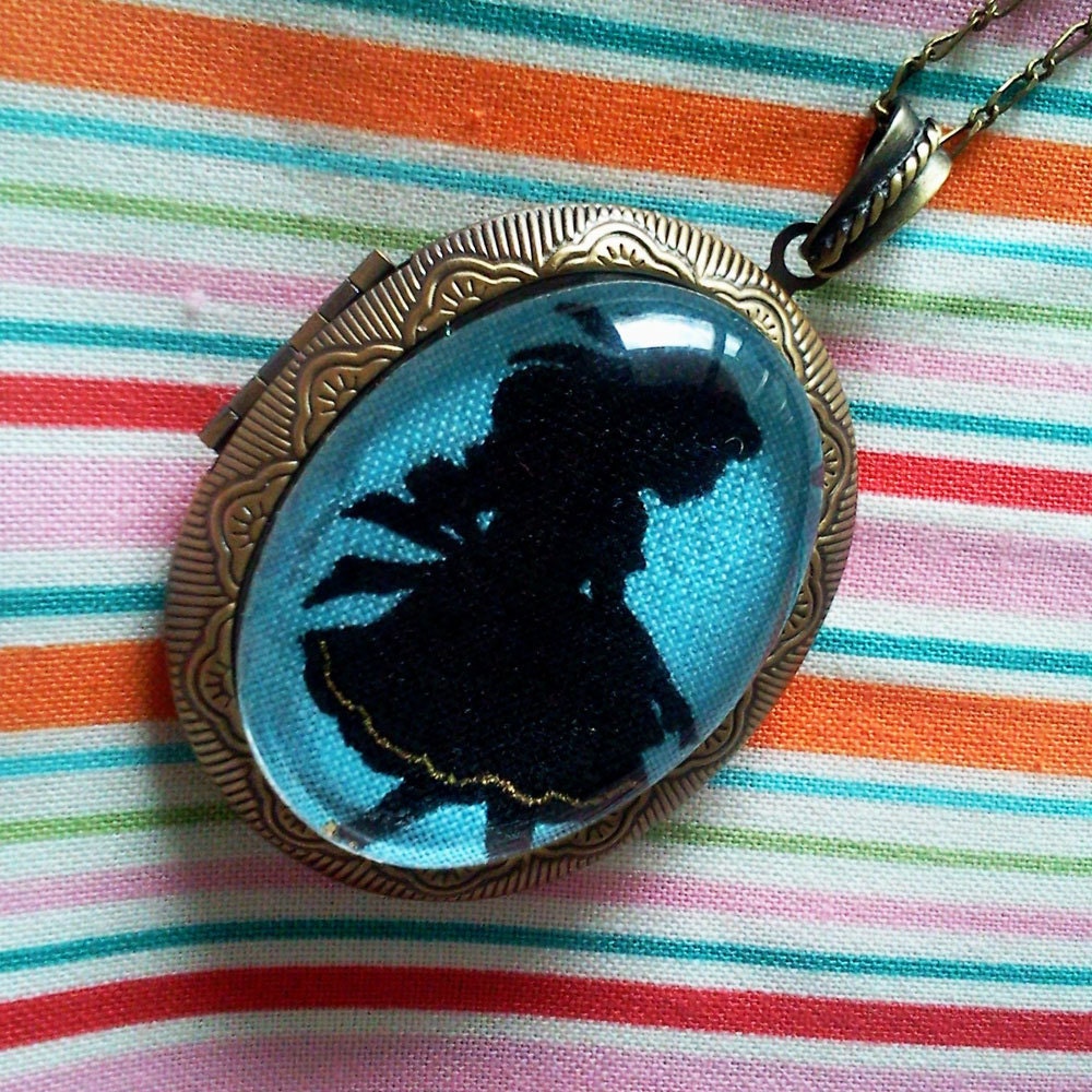 Alice Locket Kawaii Kitsch Lolita EGL Unique Wonderland Through the Looking Glass Everyday Chic victorian elegance romance Simple