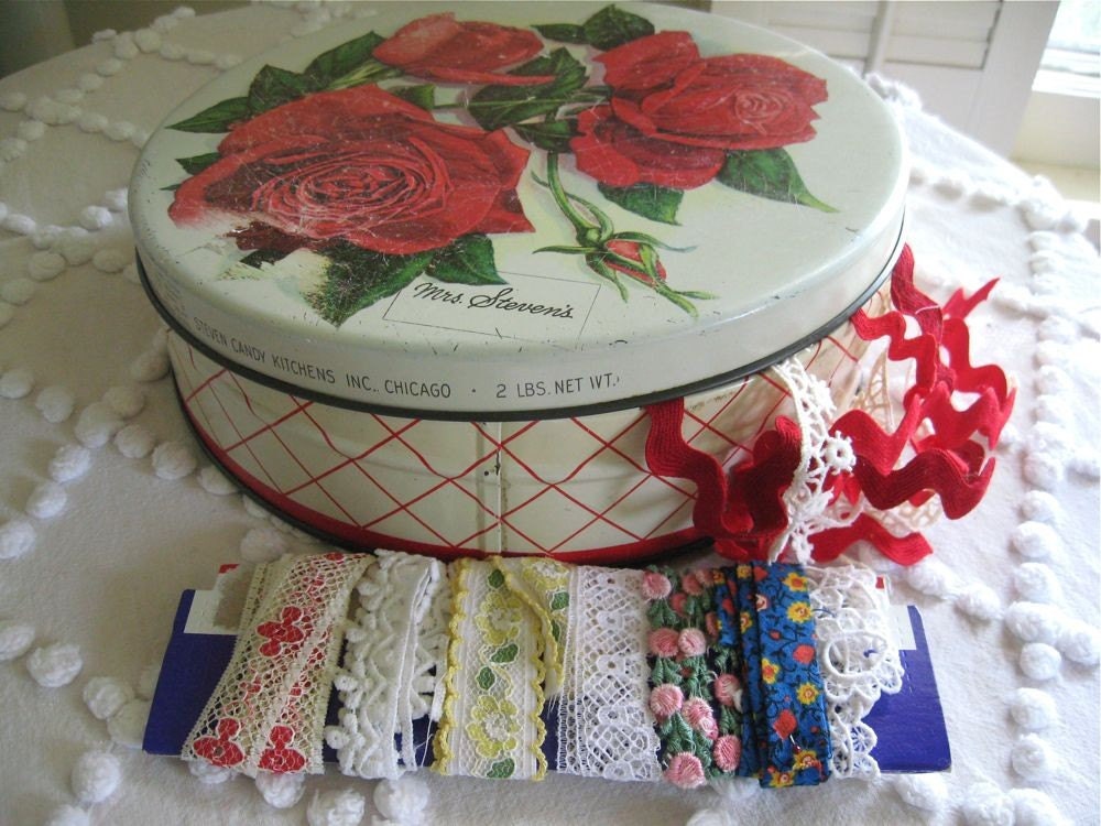 Vintage Red Rose tin with ric rac and trim