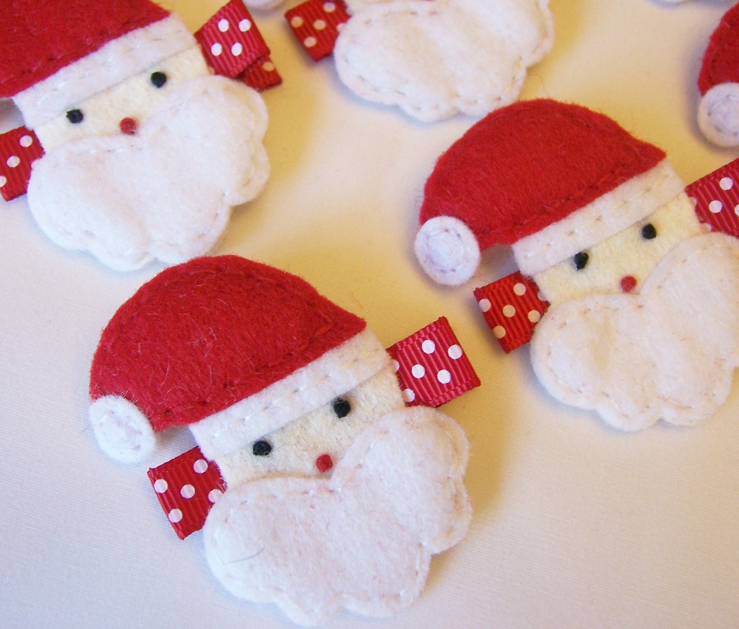 Santa Claus Felt Hair Clip - A cute Christmas clippie - Winter hair clips - Seasonal hair bows