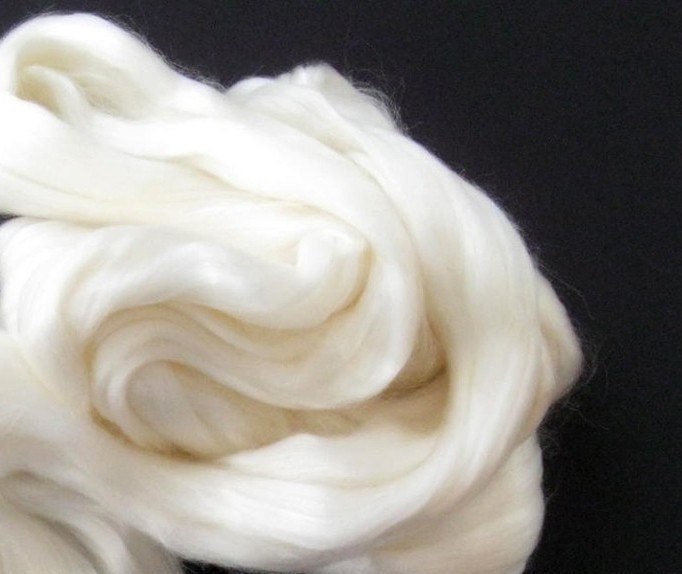 Ecru/Undyed/Natural Merino / Cashmere wool roving blend (combed top), spinning fiber - 2 ounces