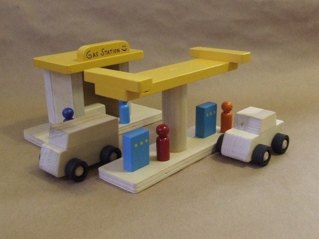Gas station, vehicles and wooden figures