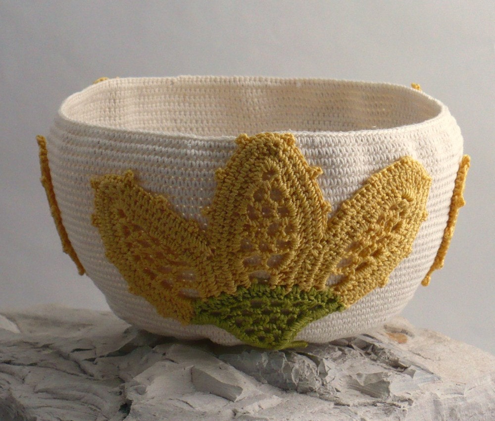 Crochet Tapestry Bowl Irish Lace Applique Lilies Yellow Ecru Green