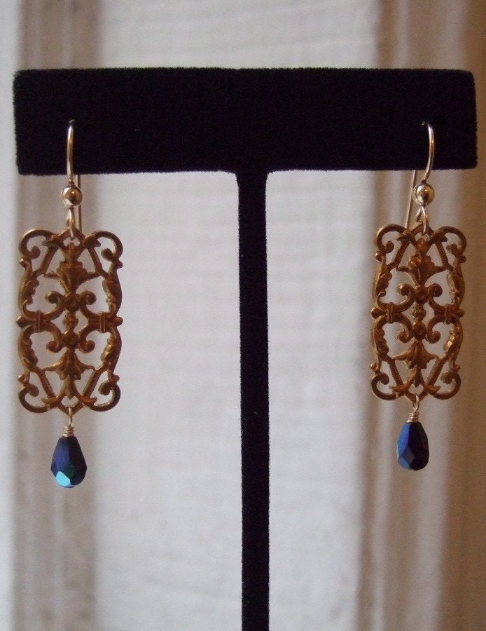 Chandelier earrings. Drop earrings. Blue earrings. Fleur de lis. Vintage filigree. Floral. Navy blue. BLUE VELVET