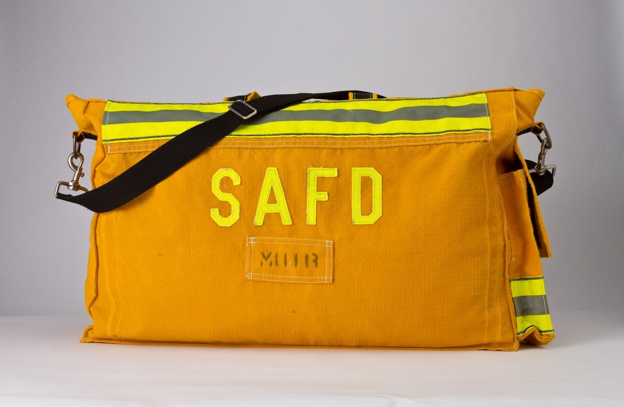 VALOR Overnight Bag by CLEVERSCENE