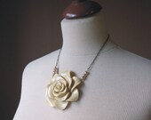 The Victorian Necklace - Ivory rose