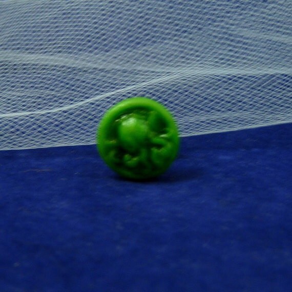 Bright Green Cthulhu Cameo Pin - Polymer Clay Lovecraft Jewelry